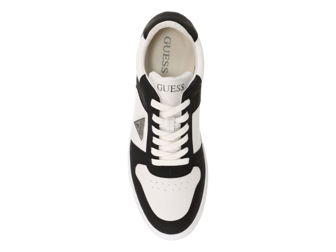 Tenis Guess de corte bajo en colores blanco y negro con suela blanca y logotipo lateral.