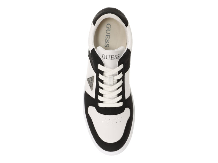 Tenis Guess de corte bajo en colores blanco y negro con suela blanca y logotipo lateral.