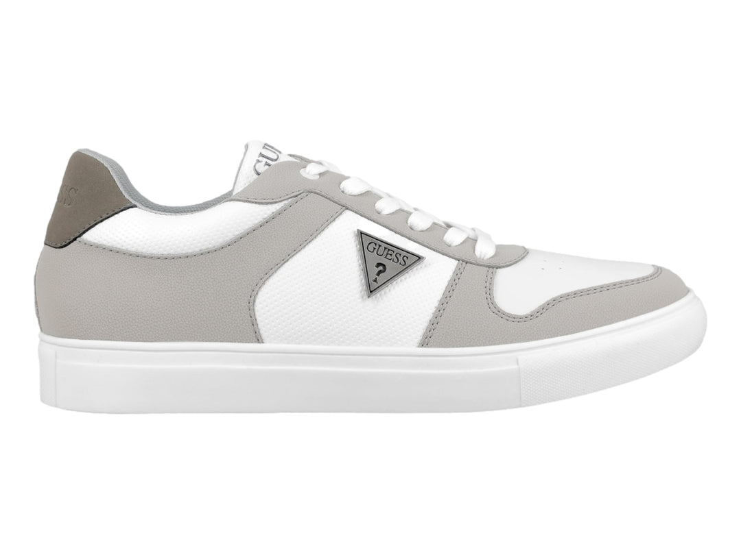 Tenis casuales GUESS en colores blanco y gris con suela blanca y cordones.