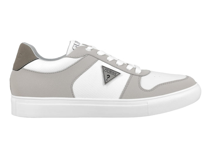 Tenis casuales GUESS en colores blanco y gris con suela blanca y cordones.