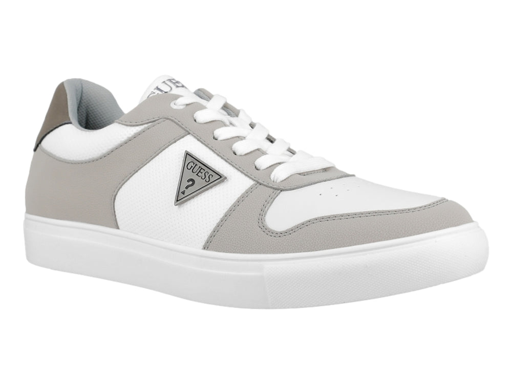 Tenis casuales GUESS en colores blanco y gris con suela blanca y cordones.