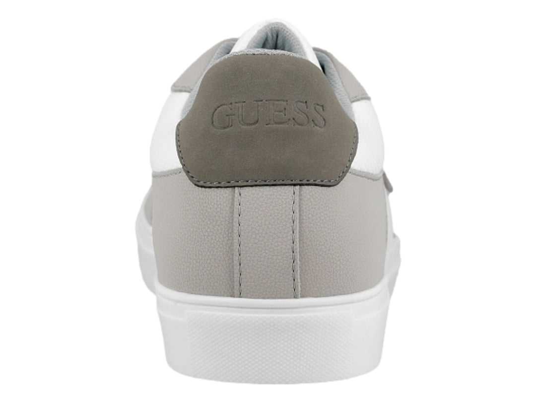 Tenis casuales GUESS en colores blanco y gris con suela blanca y cordones.