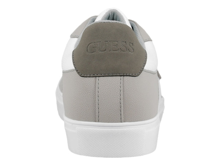 Tenis casuales GUESS en colores blanco y gris con suela blanca y cordones.