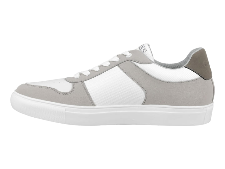 Tenis casuales GUESS en colores blanco y gris con suela blanca y cordones.
