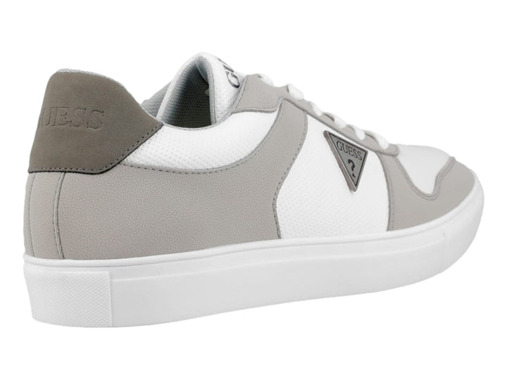 Tenis casuales GUESS en colores blanco y gris con suela blanca y cordones.