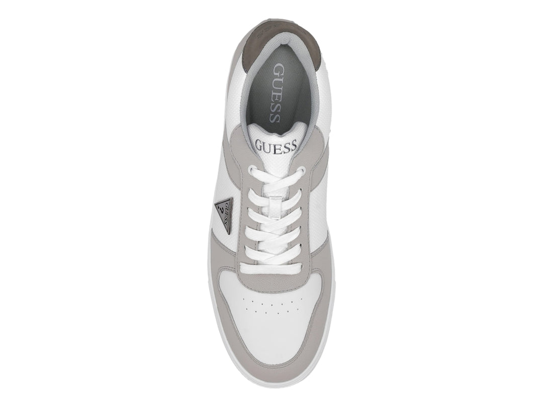 Tenis casuales GUESS en colores blanco y gris con suela blanca y cordones.
