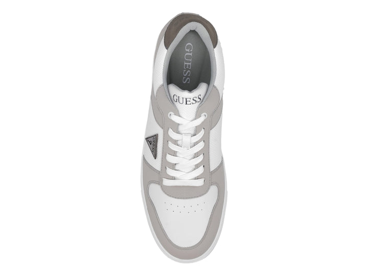 Tenis casuales GUESS en colores blanco y gris con suela blanca y cordones.