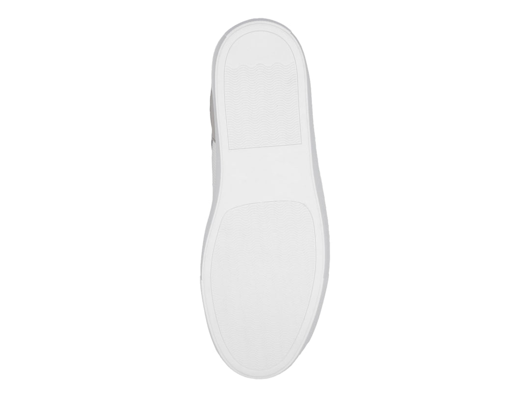 Tenis casuales GUESS en colores blanco y gris con suela blanca y cordones.
