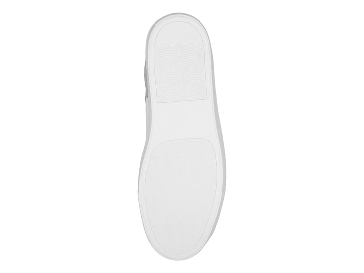 Tenis casuales GUESS en colores blanco y gris con suela blanca y cordones.