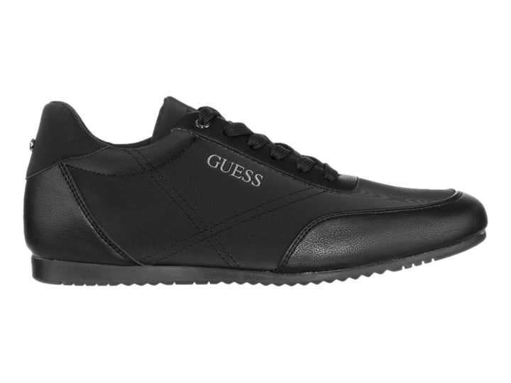 Tenis negros de la marca Guess con cordones y diseño deportivo de corte bajo.