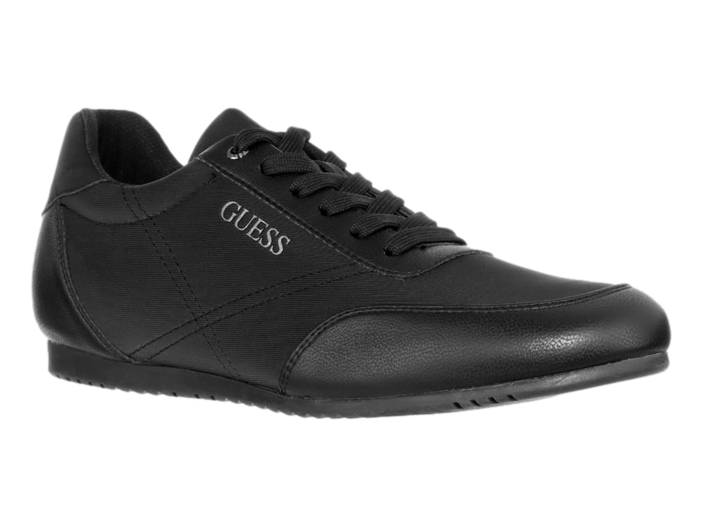Tenis negros de la marca Guess con cordones y diseño deportivo de corte bajo.