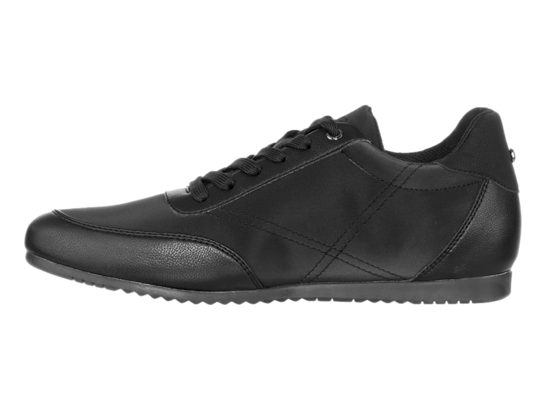 Tenis negros de la marca Guess con cordones y diseño deportivo de corte bajo.