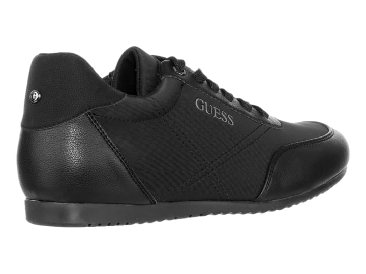 Tenis negros de la marca Guess con cordones y diseño deportivo de corte bajo.