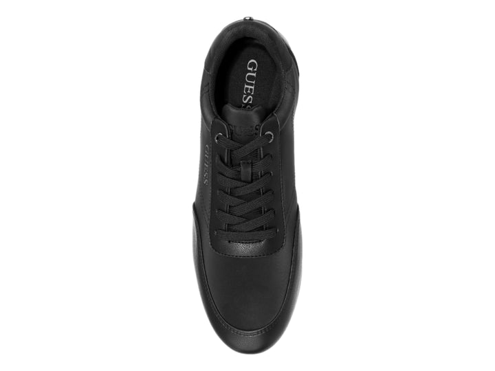 Tenis negros de la marca Guess con cordones y diseño deportivo de corte bajo.