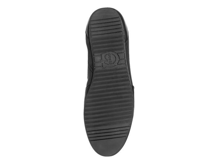 Tenis negros de la marca Guess con cordones y diseño deportivo de corte bajo.