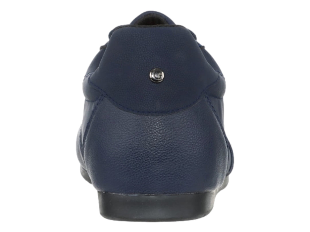Tenis casuales de color azul marino marca Guess con cordones y suela oscura.