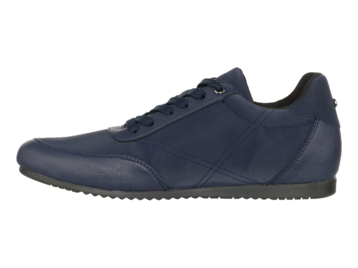 Tenis casuales de color azul marino marca Guess con cordones y suela oscura.