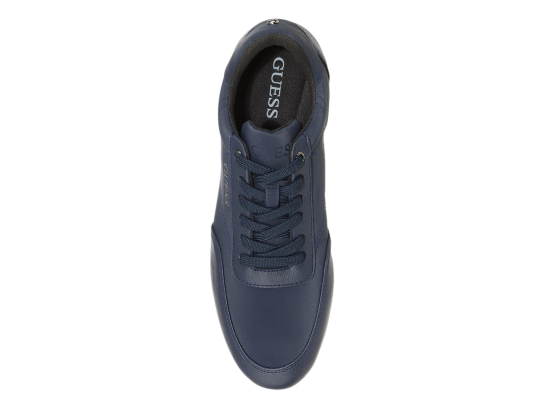 Tenis casuales de color azul marino marca Guess con cordones y suela oscura.