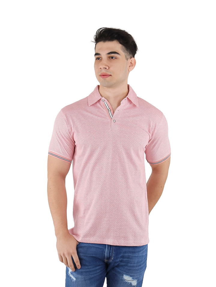 Hombre vistiendo playera polo de color rosa medio con cuello y manga corta.