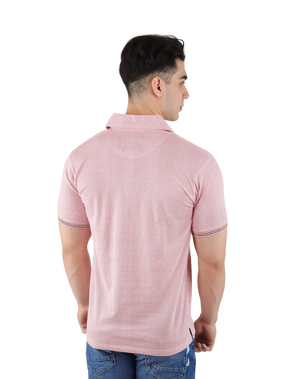 Hombre vistiendo playera polo de color rosa medio con cuello y manga corta.