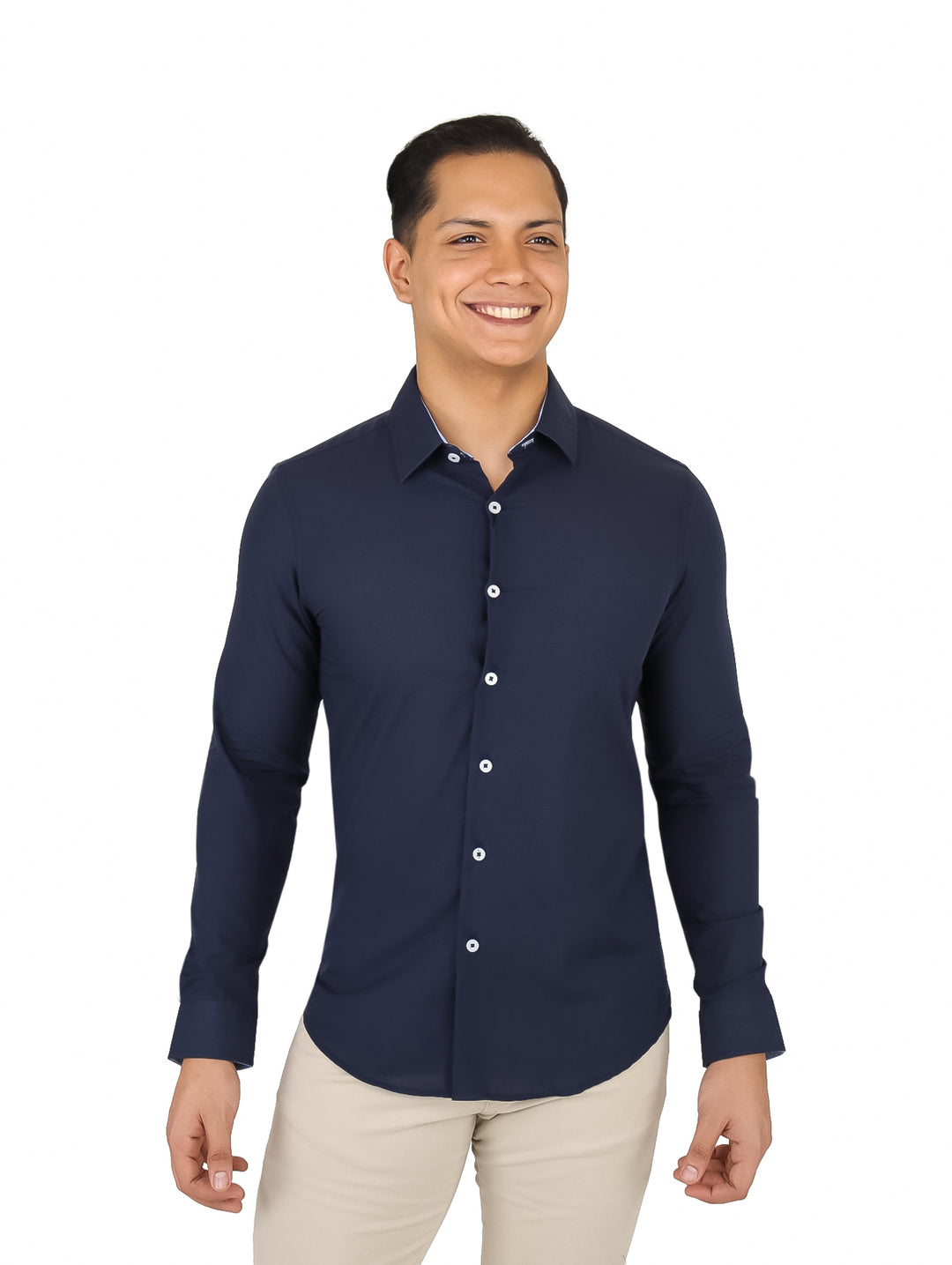 Hombre vistiendo una camisa de manga larga color azul marino con botones frontales y pantalones beige.