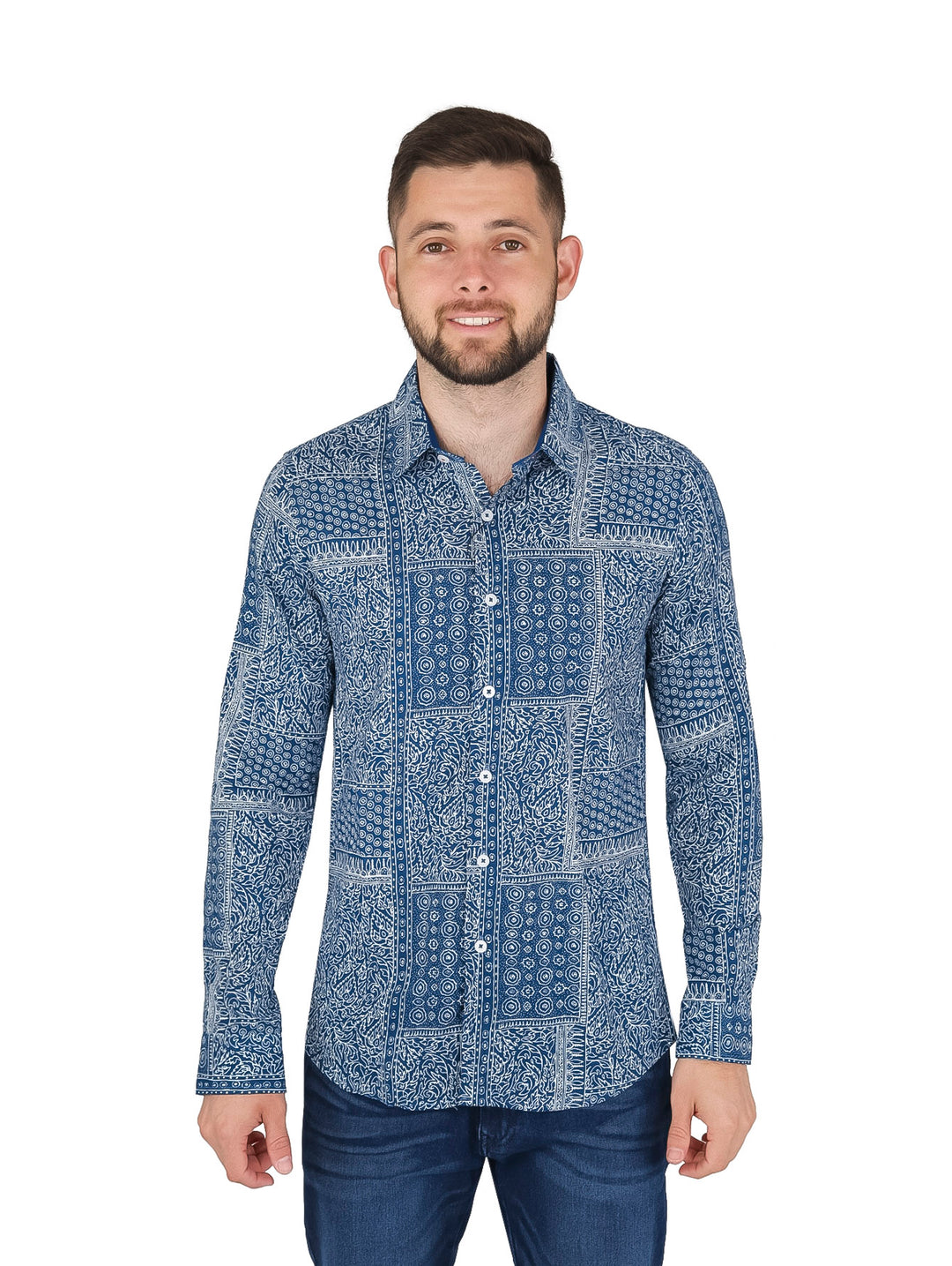 Hombre vistiendo camisa azul marino de manga larga con estampado blanco y pantalones vaqueros.