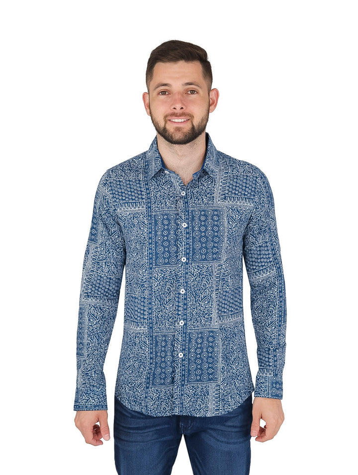 Hombre vistiendo camisa azul marino de manga larga con estampado blanco y pantalones vaqueros.