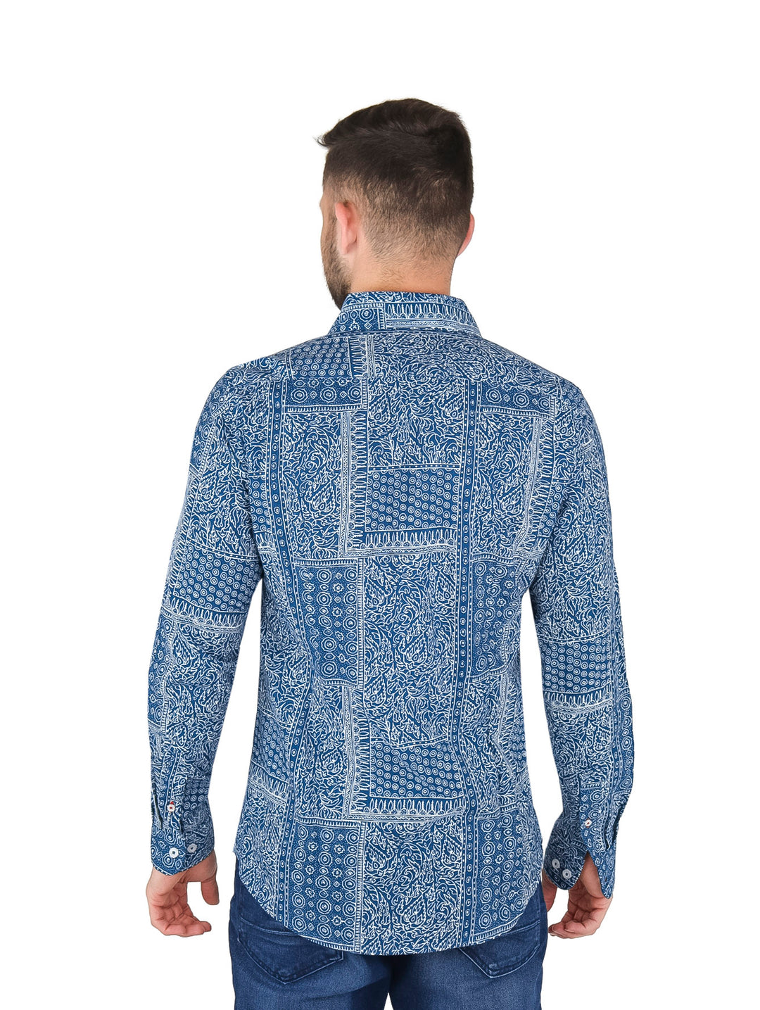 Hombre vistiendo camisa azul marino de manga larga con estampado blanco y pantalones vaqueros.