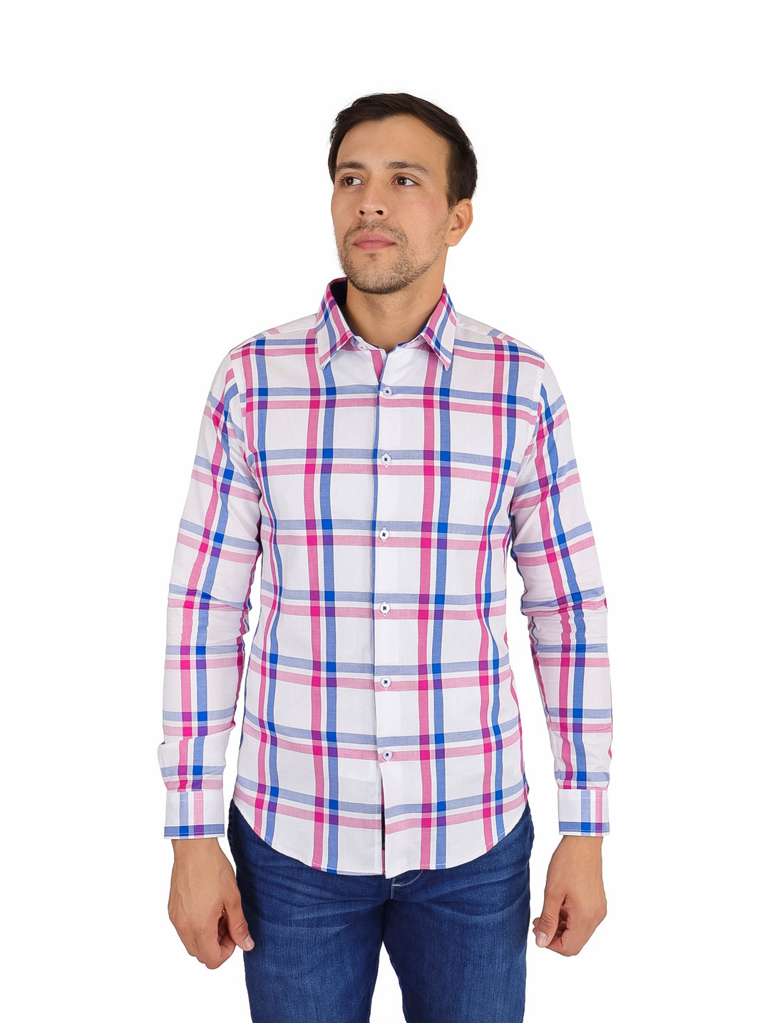 Hombre vistiendo camisa de manga larga con patrón de cuadros en colores blanco, rosa y azul.