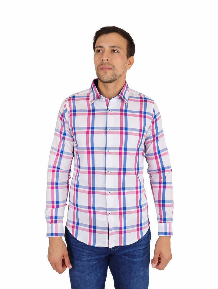 Hombre vistiendo camisa de manga larga con patrón de cuadros en colores blanco, rosa y azul.