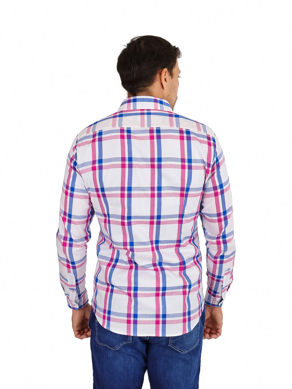 Hombre vistiendo camisa de manga larga con patrón de cuadros en colores blanco, rosa y azul.