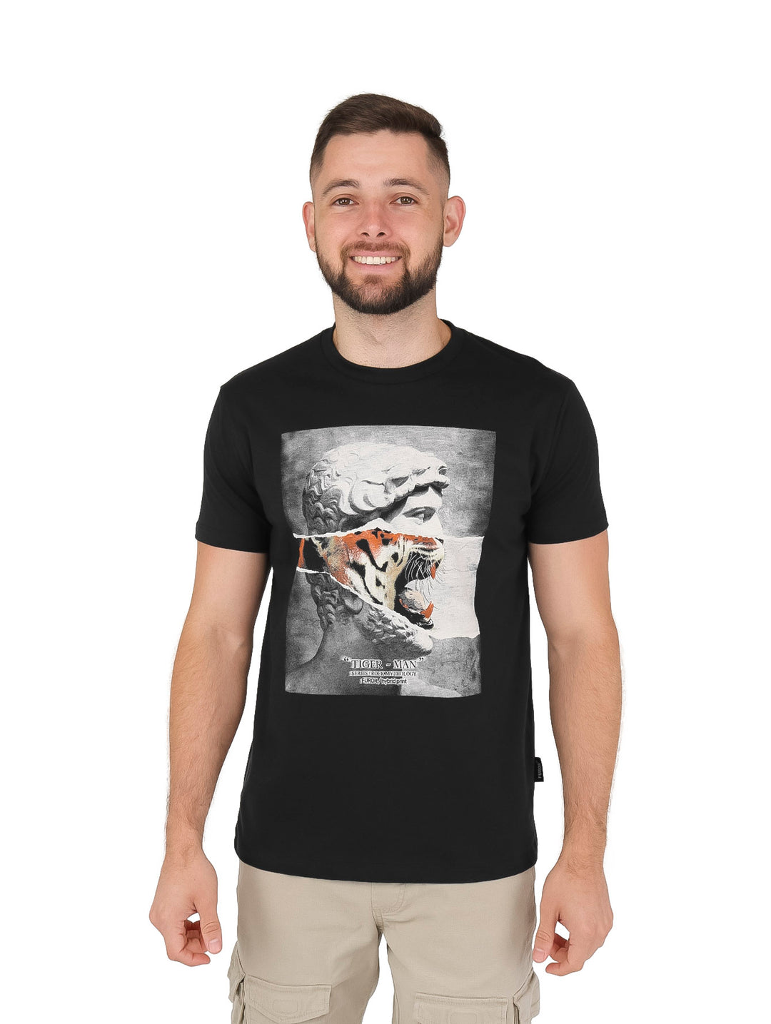 Hombre vistiendo playera negra de manga corta con estampado gráfico central de un rostro clásico y un tigre.
