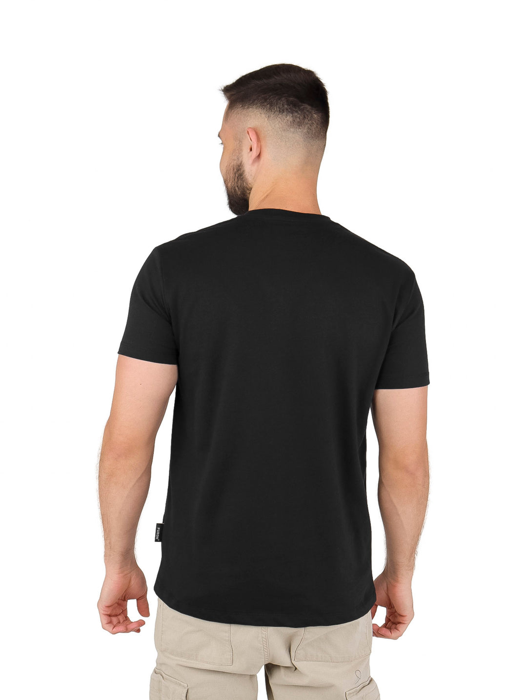 Hombre vistiendo playera negra de manga corta con estampado gráfico central de un rostro clásico y un tigre.