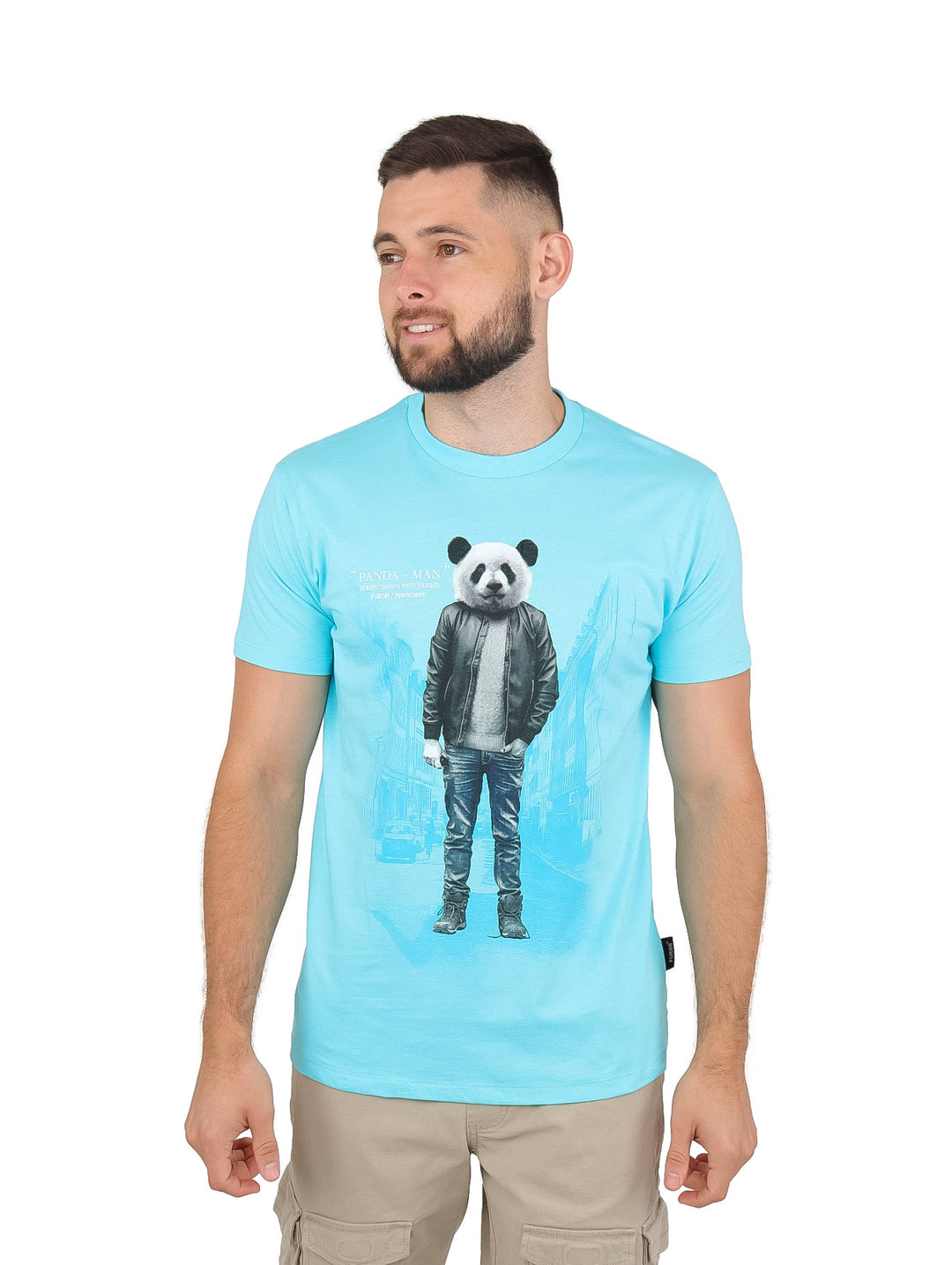 Playera color aqua para hombre con estampado de un panda con ropa urbana.