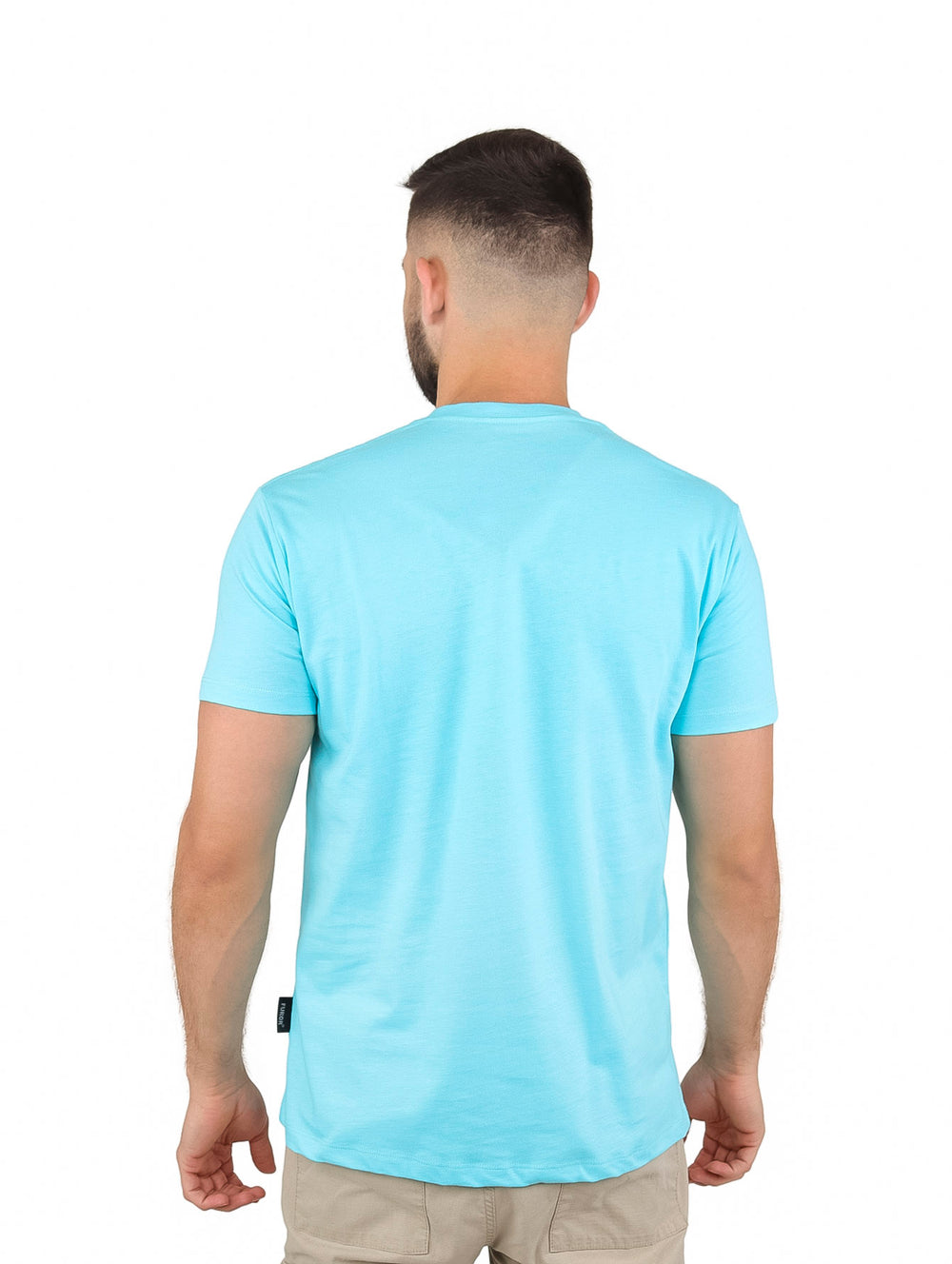 Playera color aqua para hombre con estampado de un panda con ropa urbana.