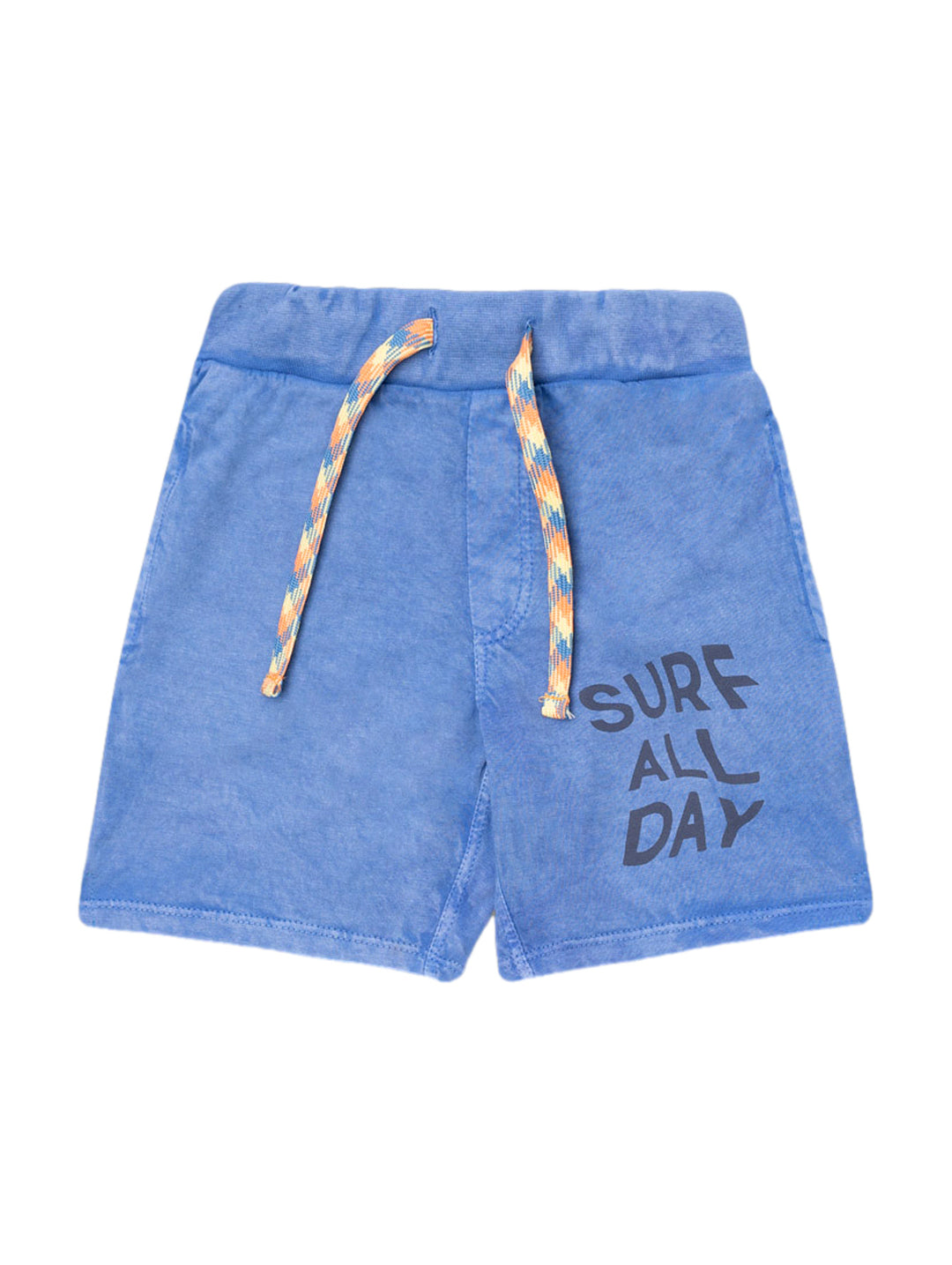 Bermuda azul para niños con cordón ajustable y estampado SURF ALL DAY en la pierna.