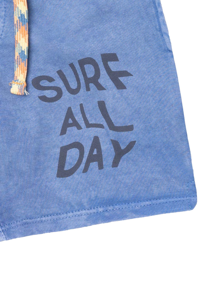 Bermuda azul para niños con cordón ajustable y estampado SURF ALL DAY en la pierna.