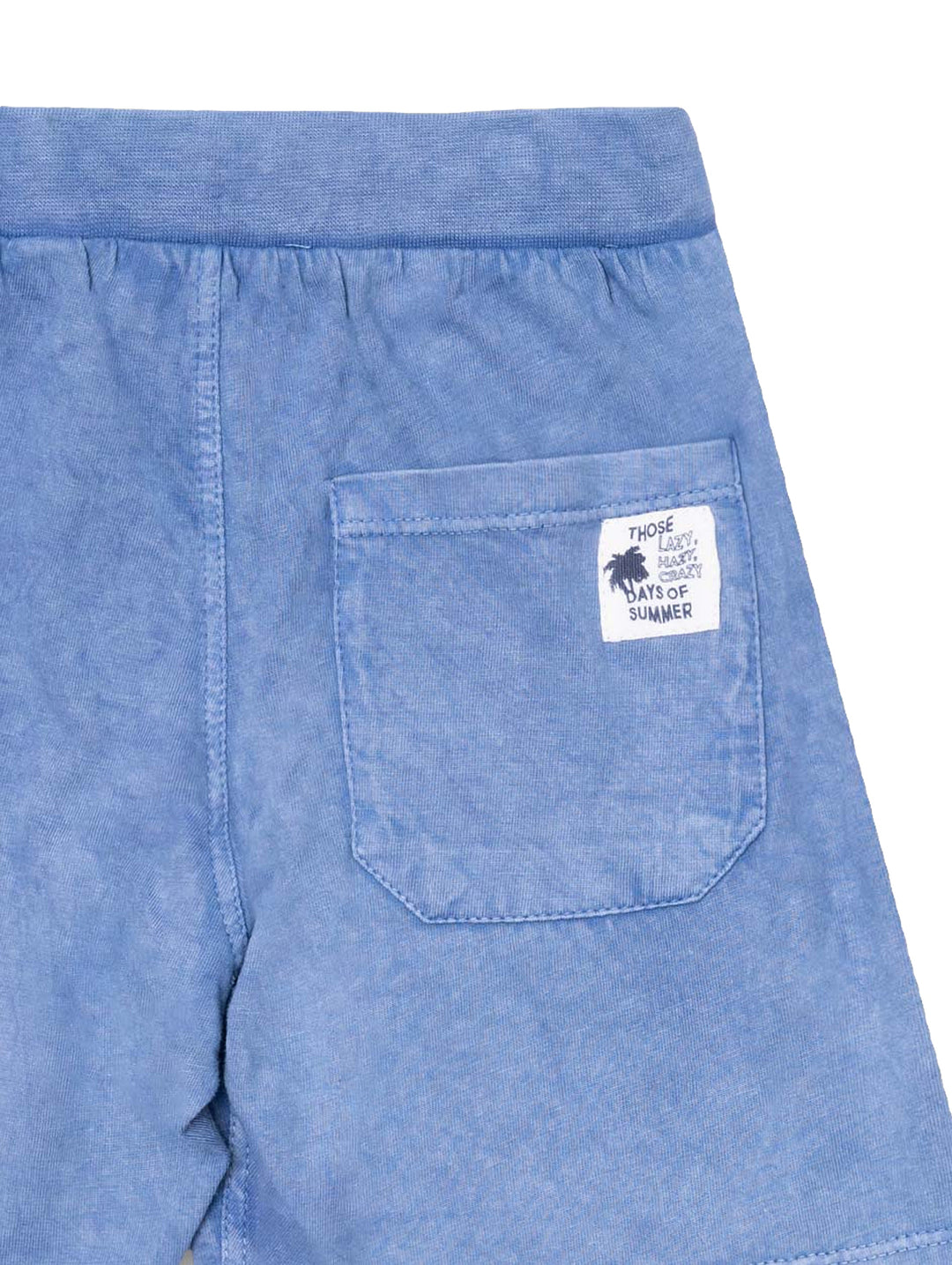 Bermuda azul para niños con cordón ajustable y estampado SURF ALL DAY en la pierna.