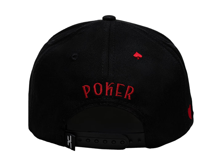 Gorra negra JC HATS con visera plana y un bordado frontal de cuatro cartas de póker.