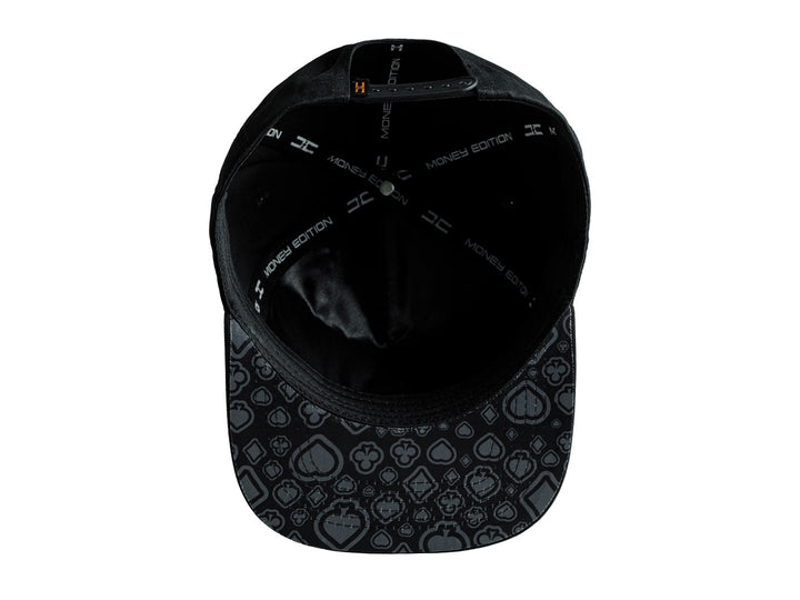 Gorra snapback color negro con un parche frontal rectangular que representa una carta del rey de picas.