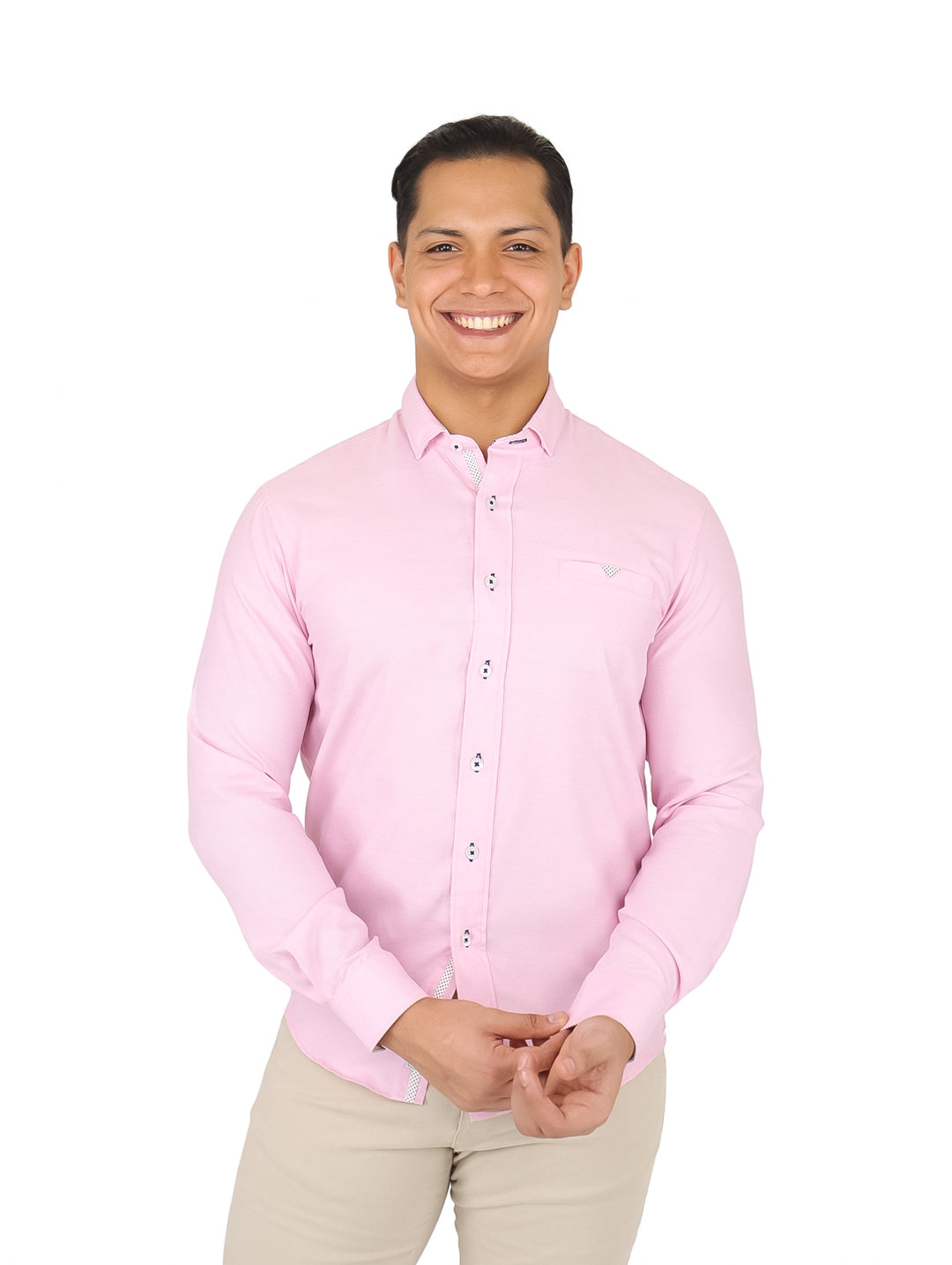 Hombre vistiendo una camisa de manga larga color rosa claro con cuello y botones frontales.
