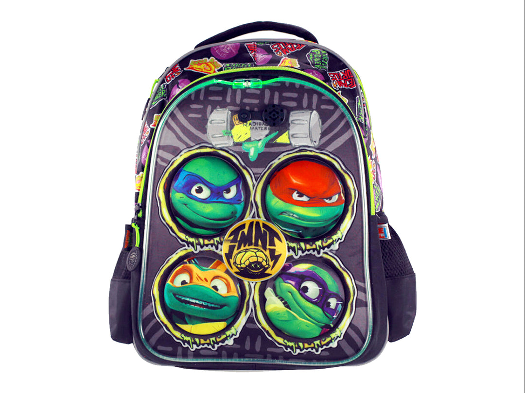 Mochila escolar multicolor con imágenes de las Tortugas Ninja en el compartimento frontal.