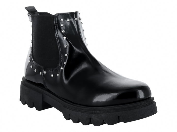 Bota negra de charol con estoperoles plateados y suela track gruesa.