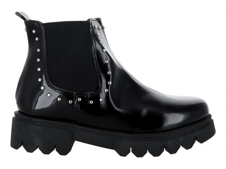 Bota negra de charol con estoperoles plateados y suela track gruesa.