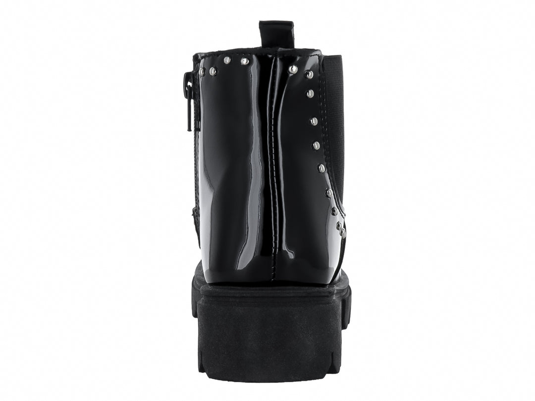 Bota negra de charol con estoperoles plateados y suela track gruesa.