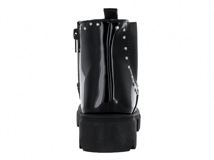 Bota negra de charol con estoperoles plateados y suela track gruesa.