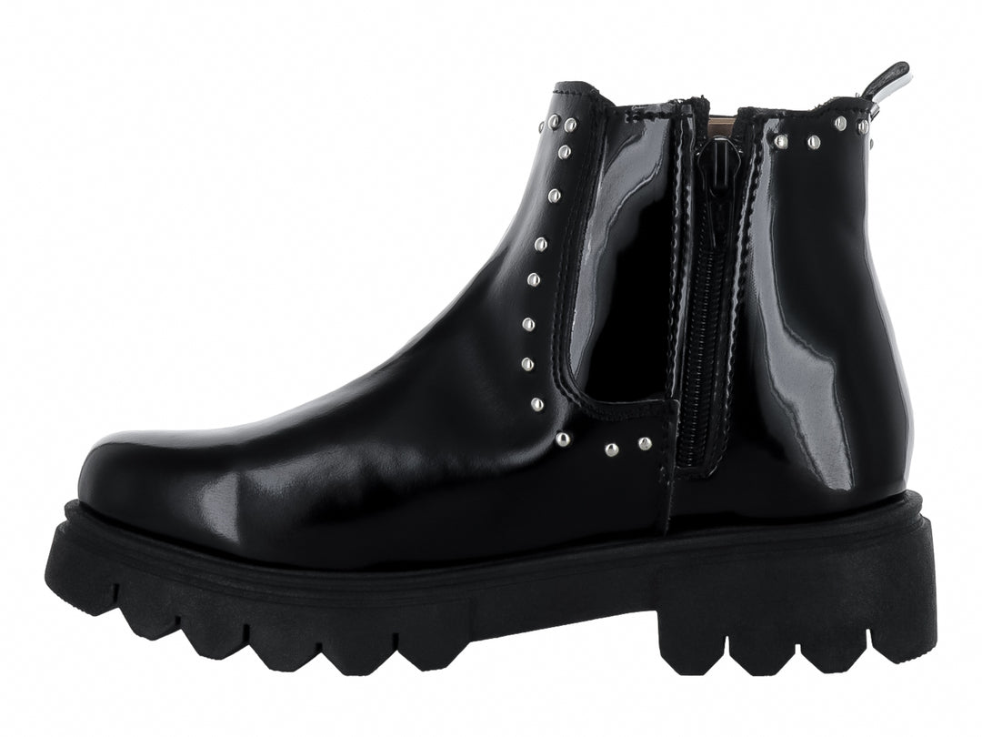 Bota negra de charol con estoperoles plateados y suela track gruesa.