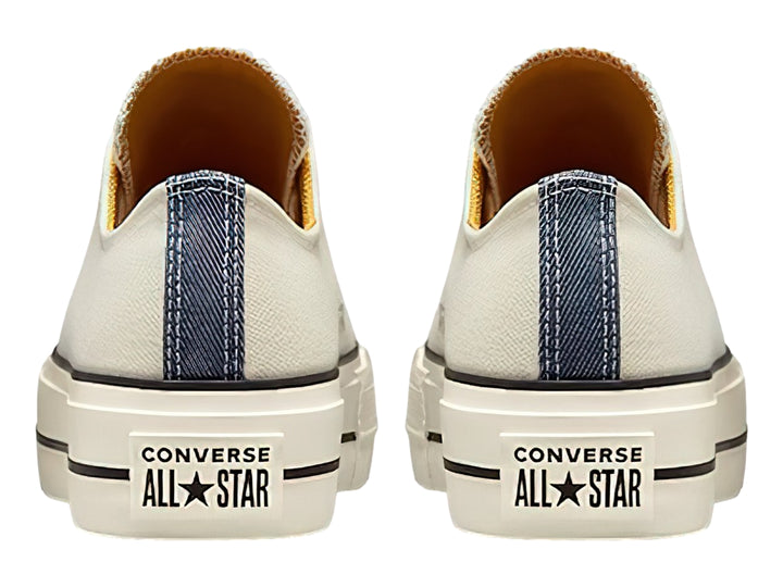 Tenis Converse Chuck Taylor All Star Lift color blanco roto con suela de plataforma y detalles en azul marino.