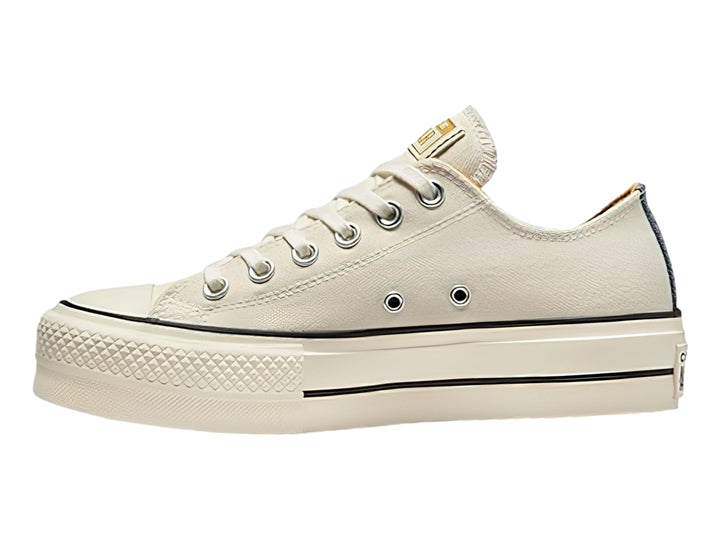 Tenis Converse Chuck Taylor All Star Lift color blanco roto con suela de plataforma y detalles en azul marino.
