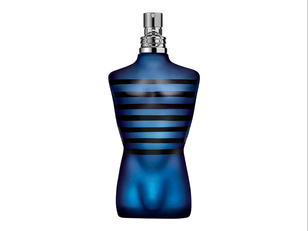 Perfume Jean Paul Gaultier Ultra Male con botella en forma de torso azul y envase protector negro.